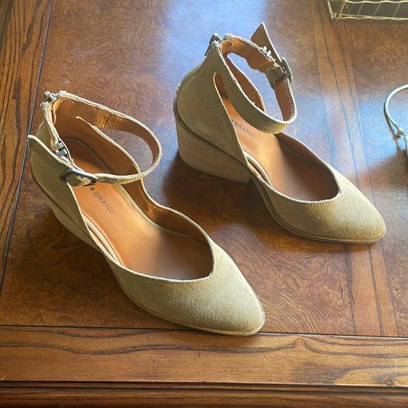 Leather upper, adjustable strap, back zip closure - Picture 2 of 4